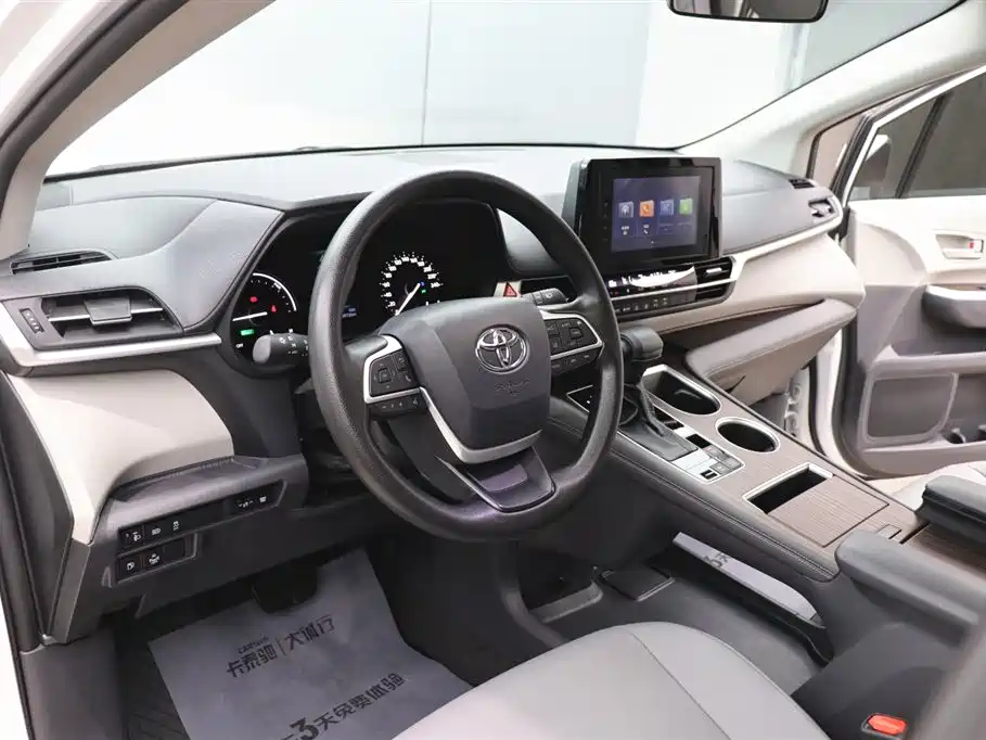 Toyota Granvia 2023 2.5L Hybrid Luxury Edition фото 12