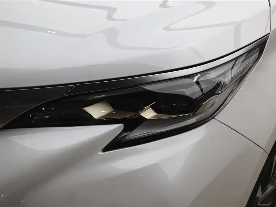 Toyota Granvia 2023 2.5L Hybrid Luxury Edition фото 25