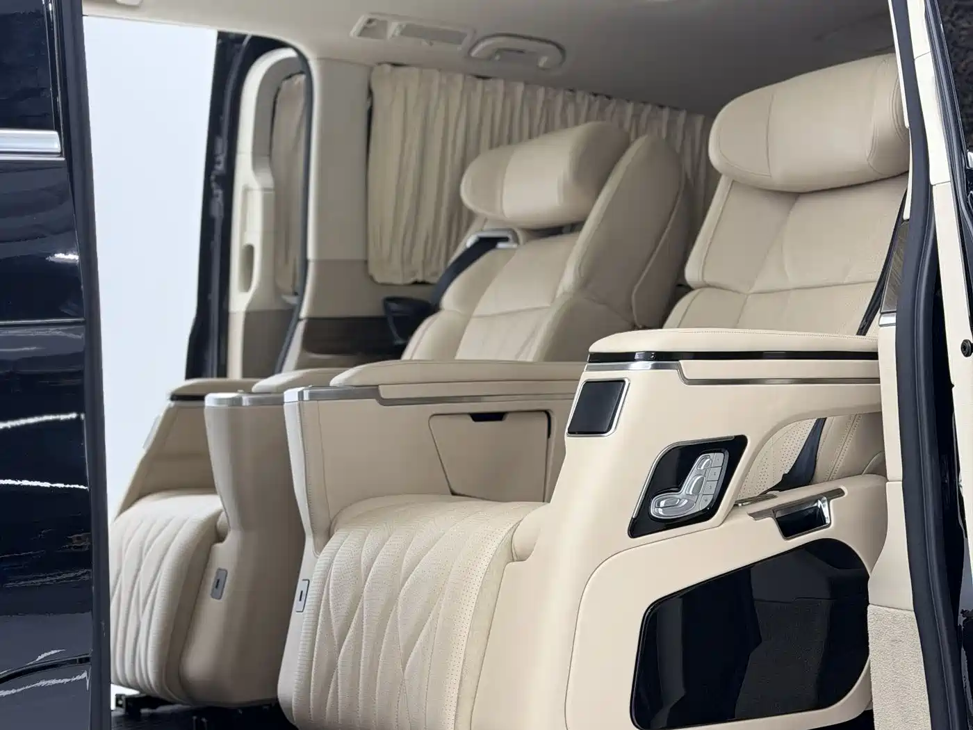 Mercedes-Benz V-Class 2021 V 260 L Long Wheelbase Premium Edition фото 7