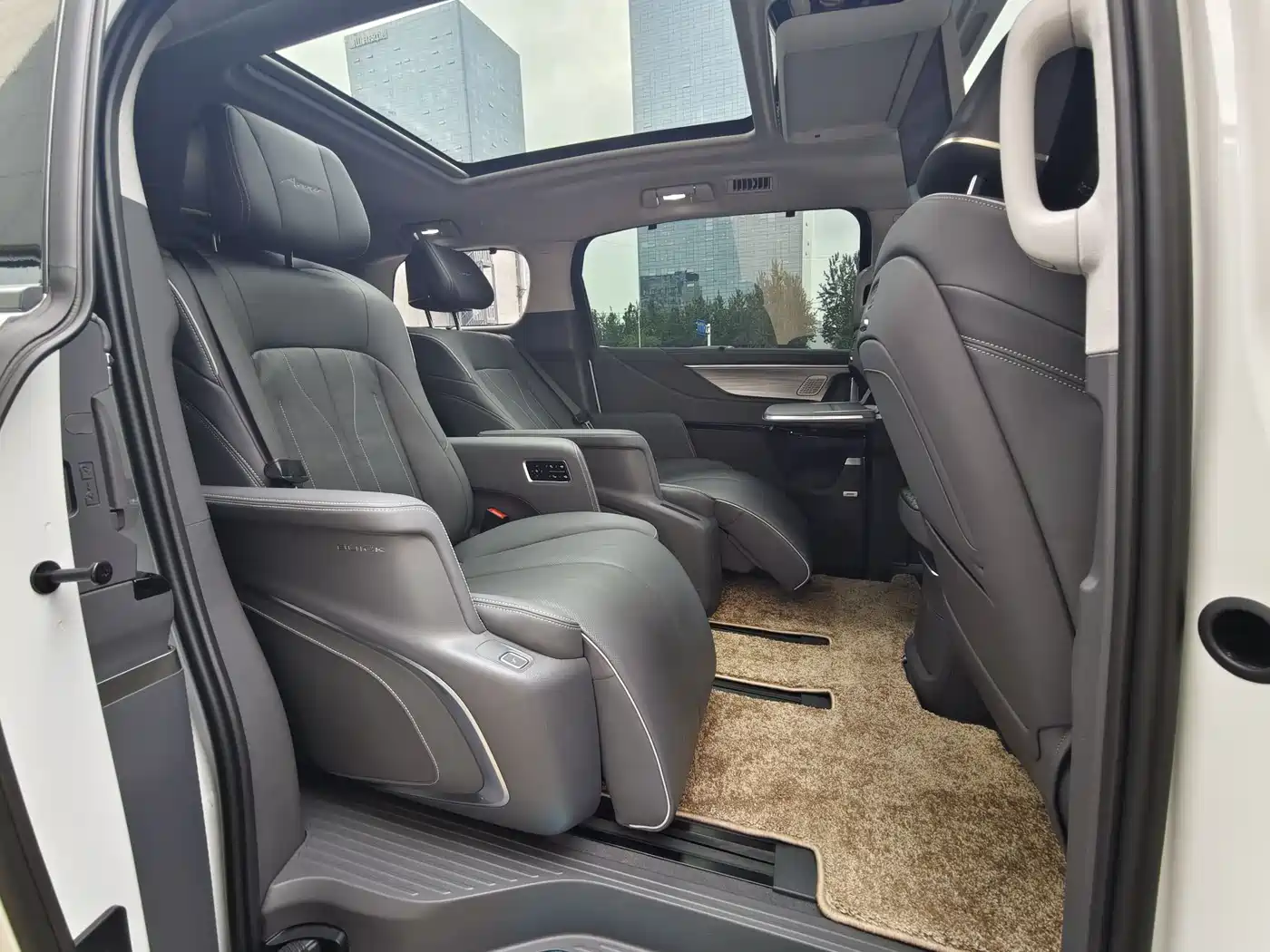 Buick GL8 2026 Luzun Premium Edition фото 18