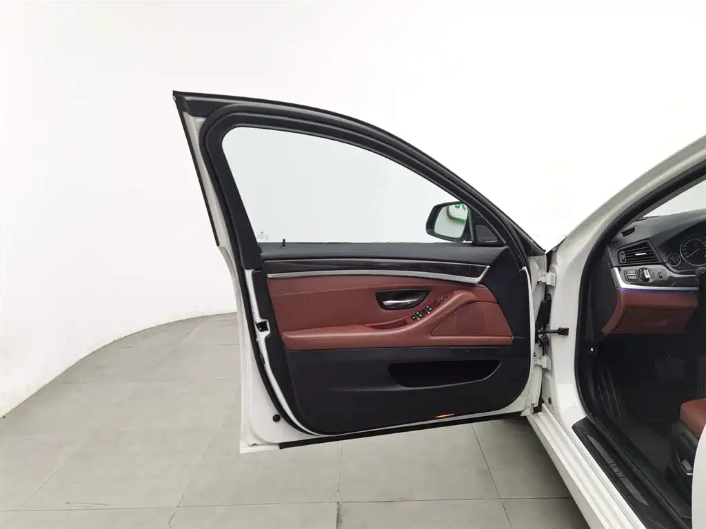 BMW 5 Series 2014 525Li Leading фото 8