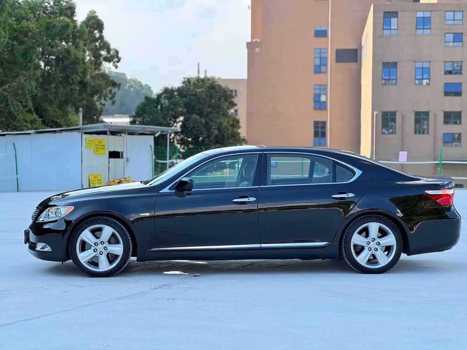 Фото 6 - Lexus LS