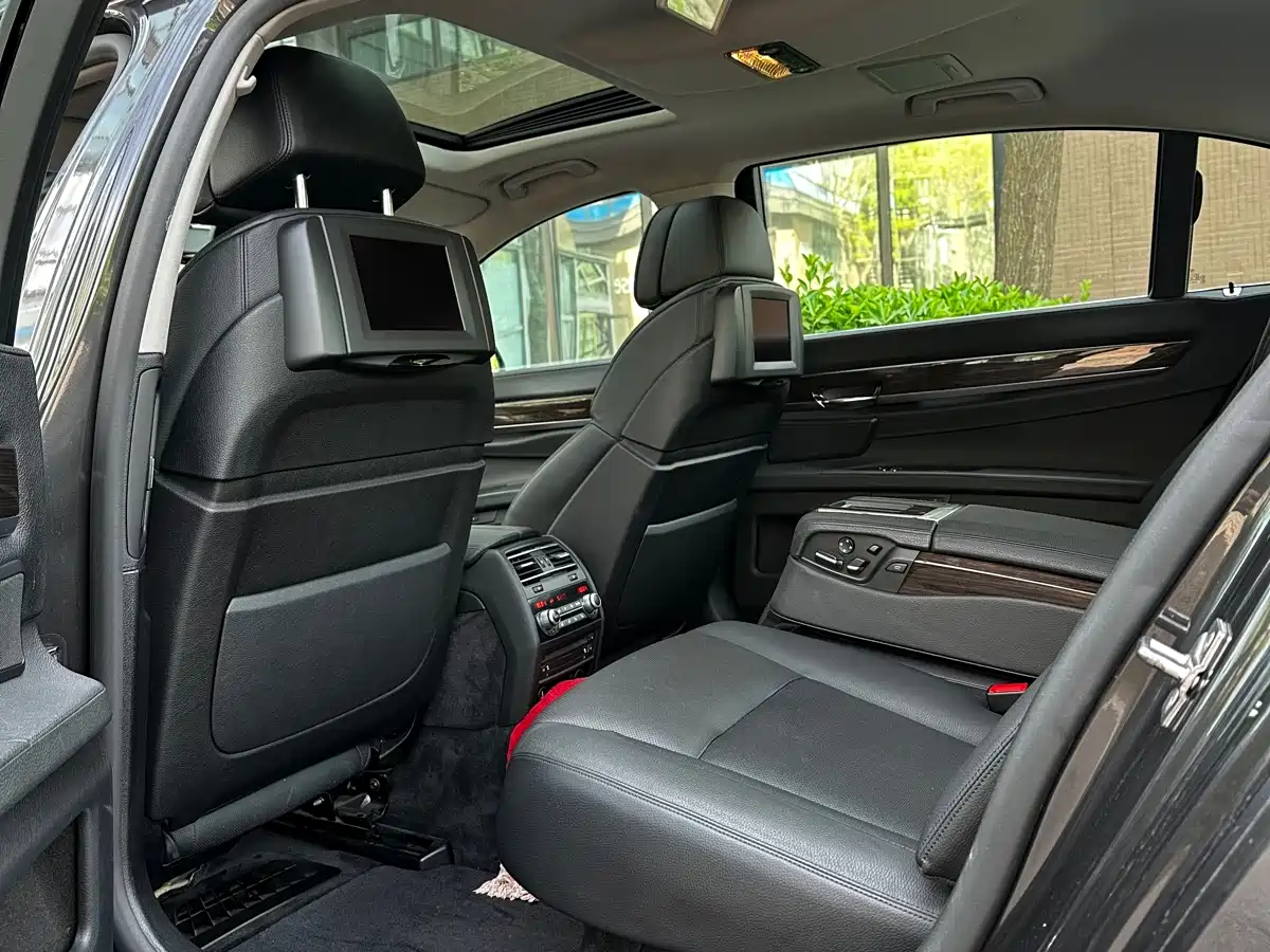 BMW 7 Series 2009 740Li Premium фото 7