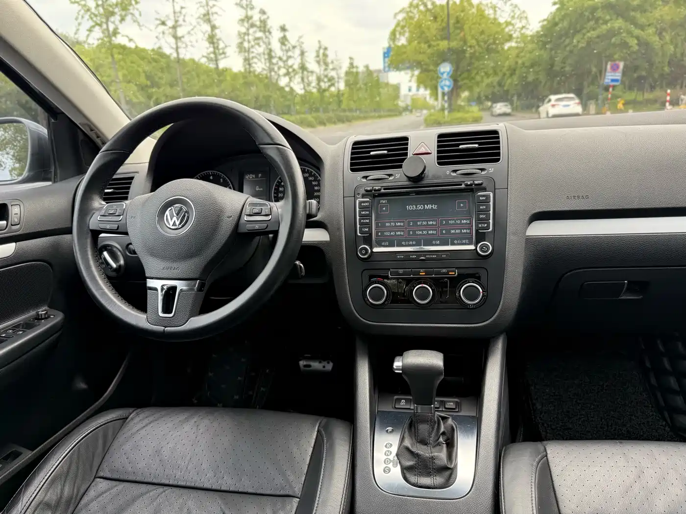Volkswagen Sagitar 2011 1.6L Automatic Fashion фото 12