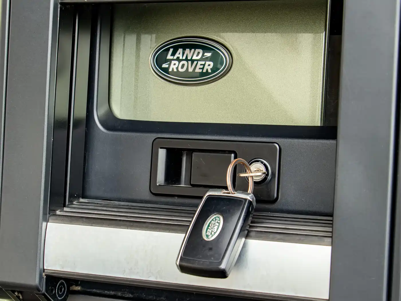 Land Rover Defender 2020 110 P400 Dark Special Edition фото 10