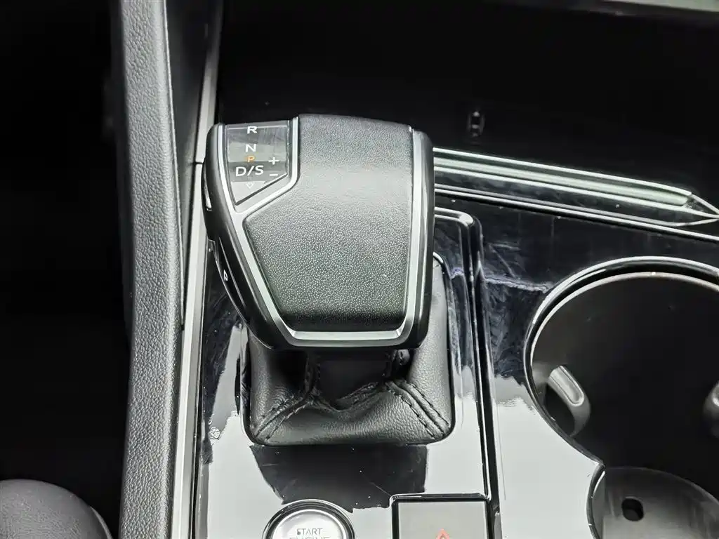 Volkswagen Touareg 2019 2.0TSI Sharp Wing Edition China VI фото 13