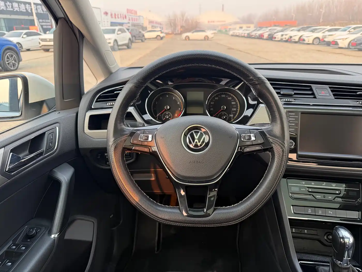 VOLKSWAGEN TOURAN