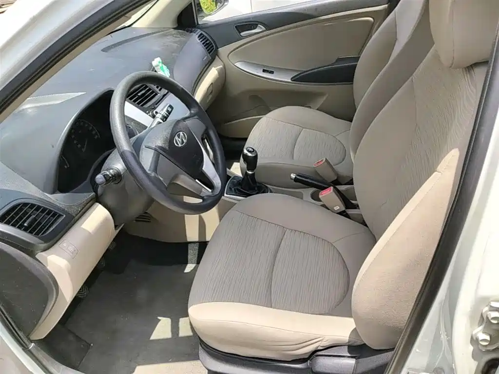 Hyundai Verna 2014 1.4L Manual Smart GLS фото 15