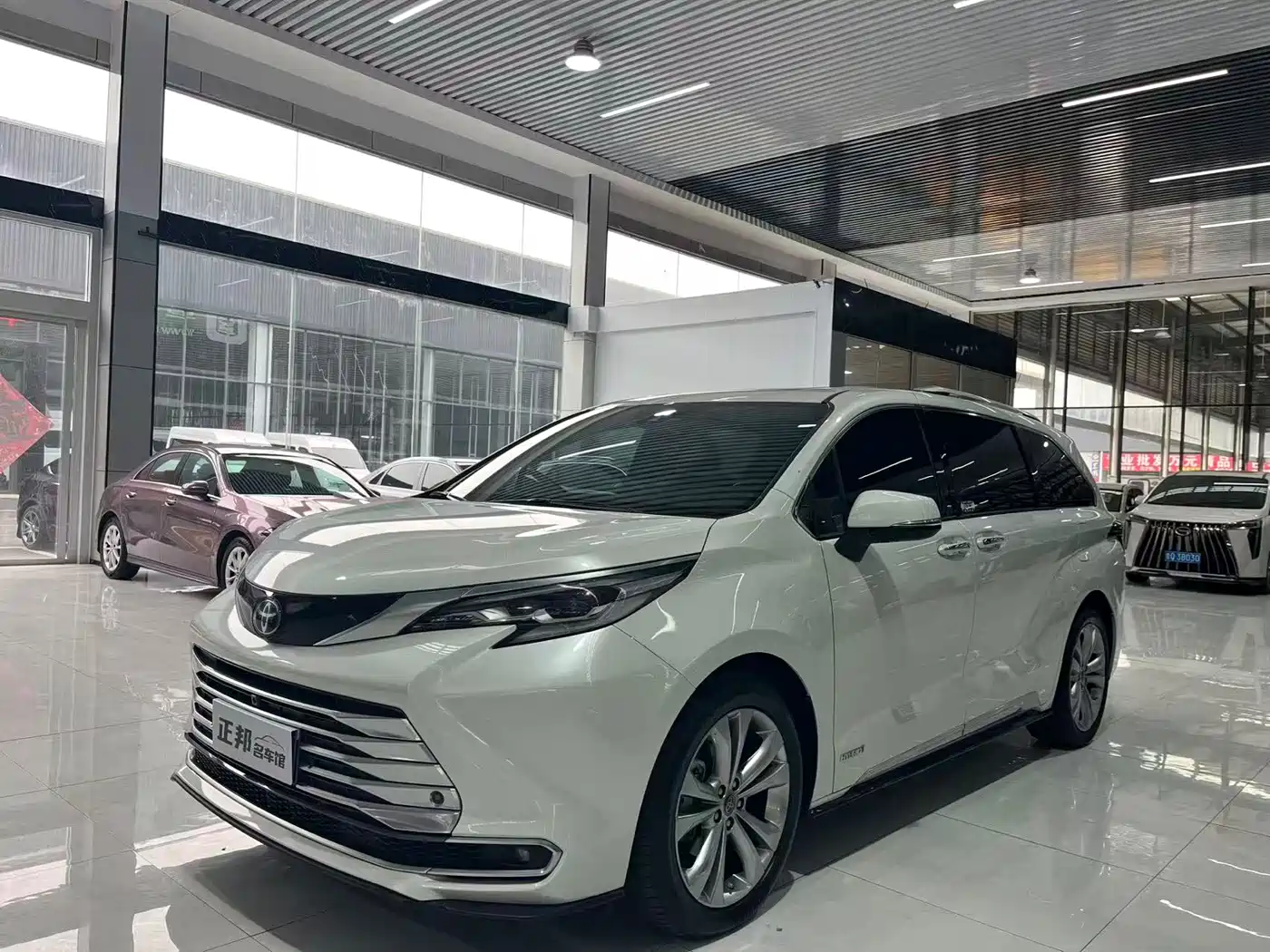 Toyota Sienna 2023 2.5L Hybrid Platinum Edition