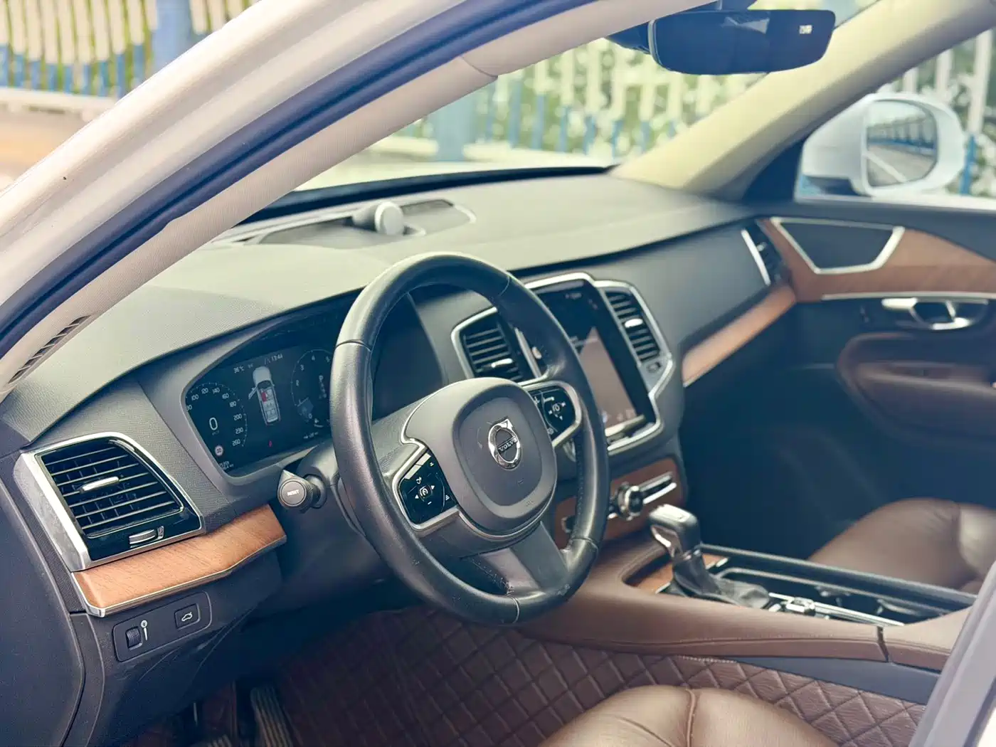 Фото 8 - Volvo XC90