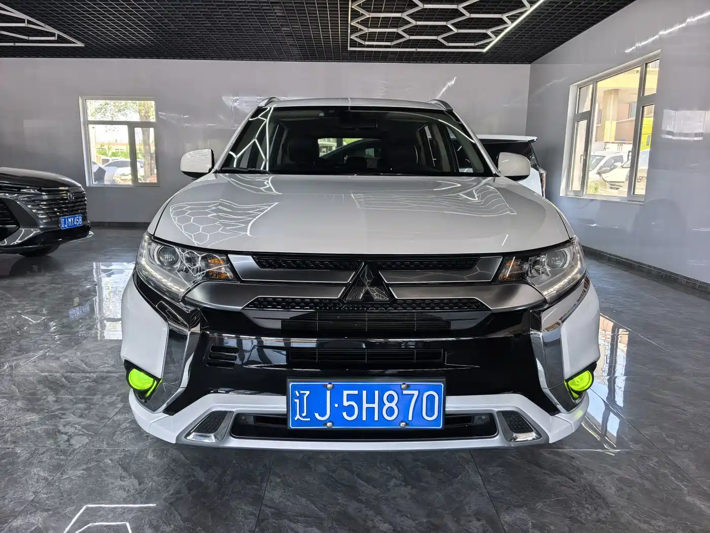 MITSUBISHI OUTLANDER
