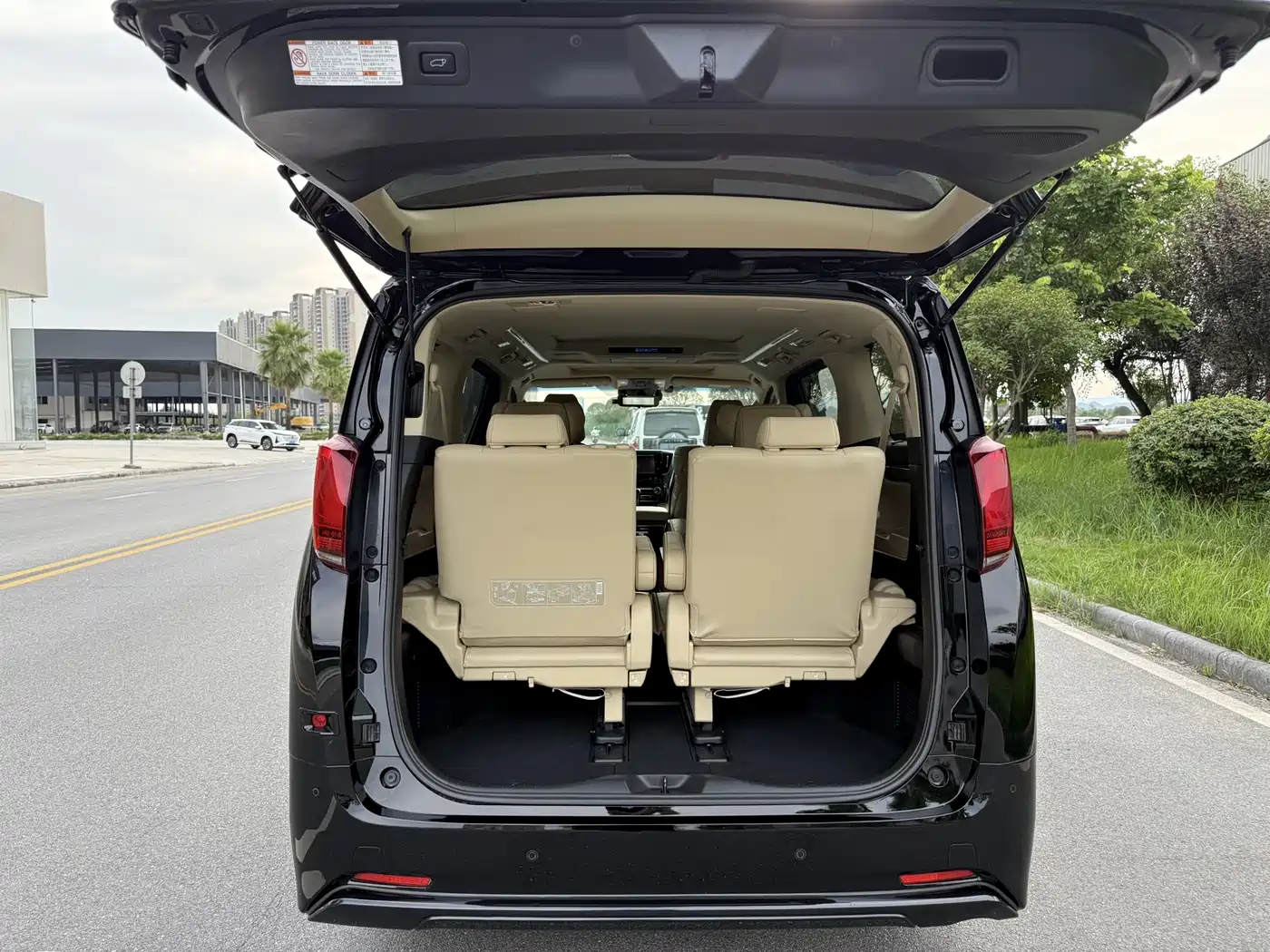 Toyota Alphard 2019 Hybrid 2.5L Luxury фото 14