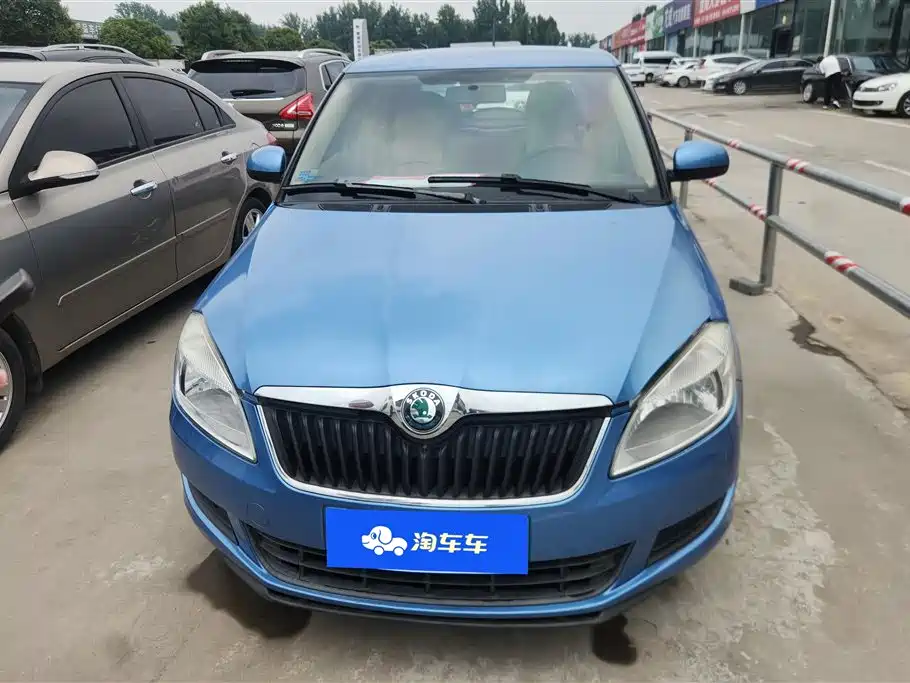 Škoda Fabia 2012 1.4L Automatic Crystal Edition фото 2