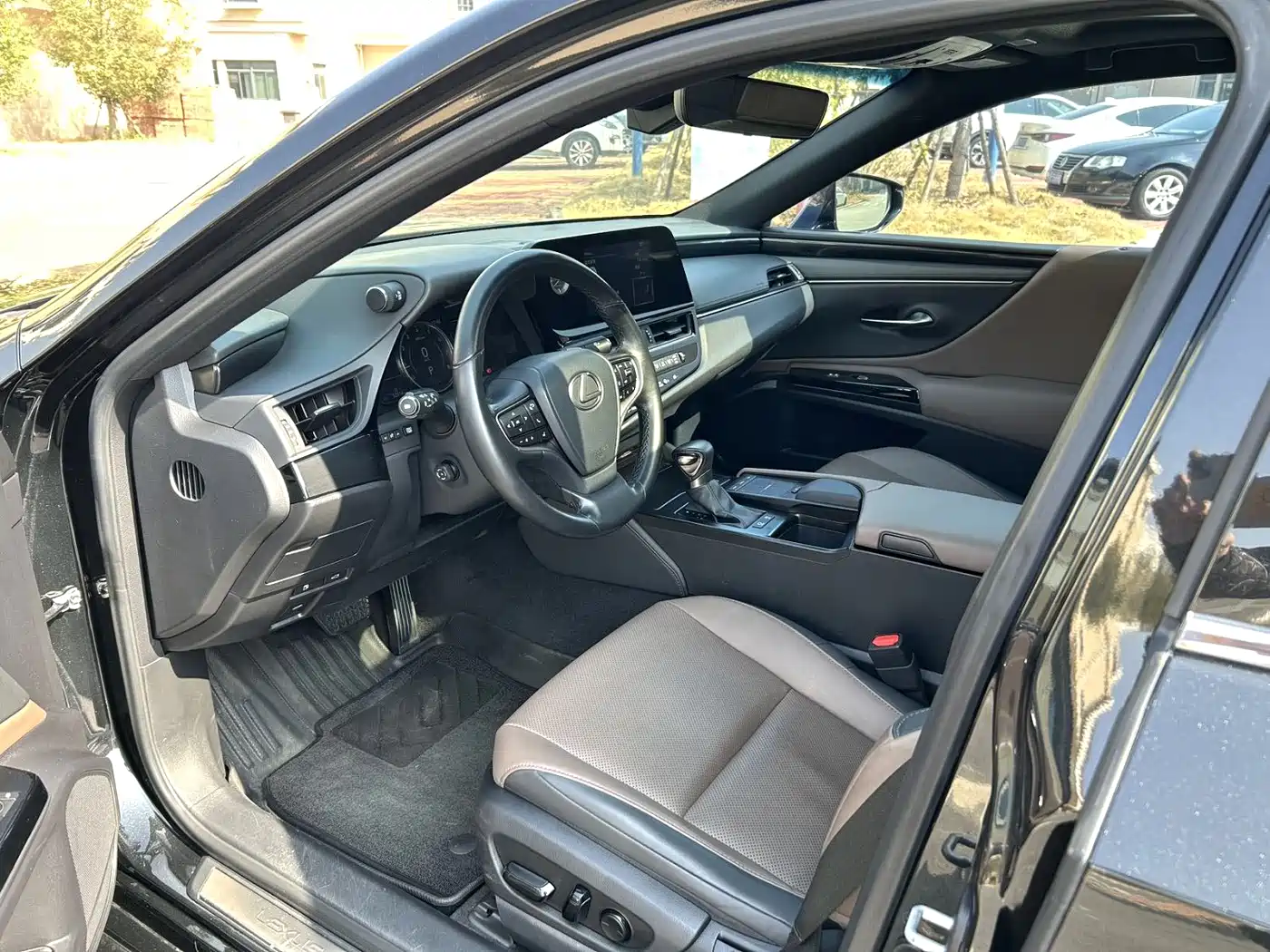 Lexus ES 2022 200 Excellence Edition фото 7