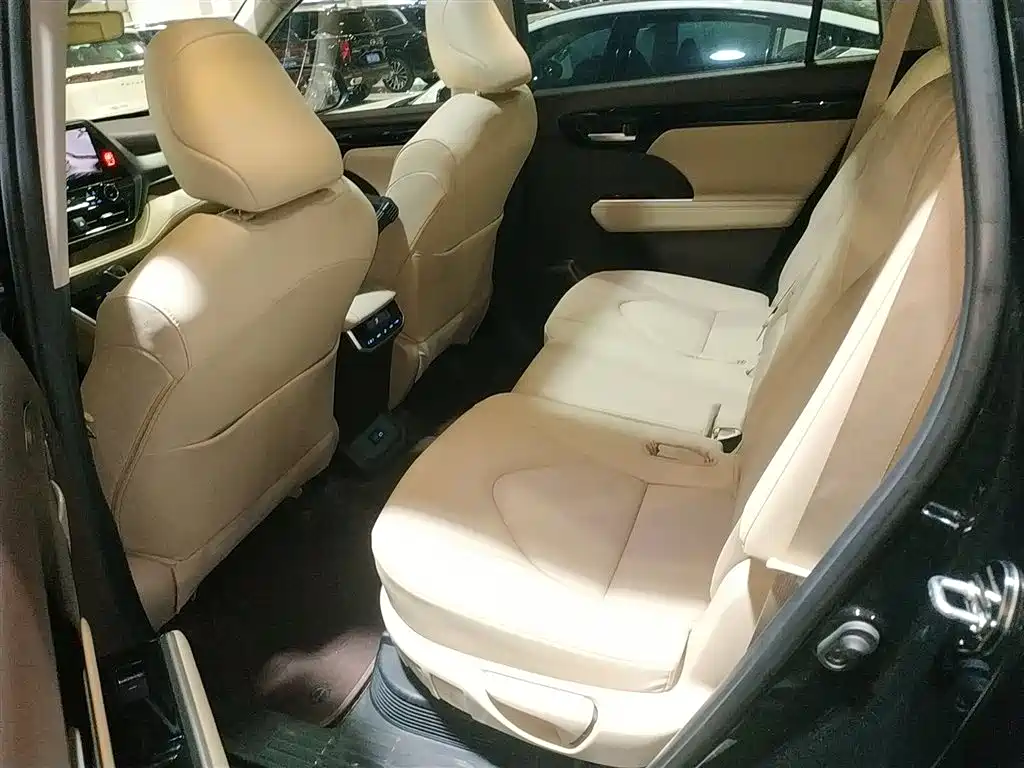 TOYOTA HIGHLANDER