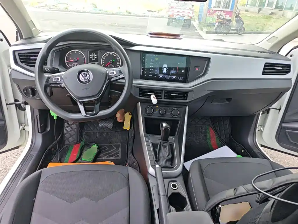VOLKSWAGEN POLO