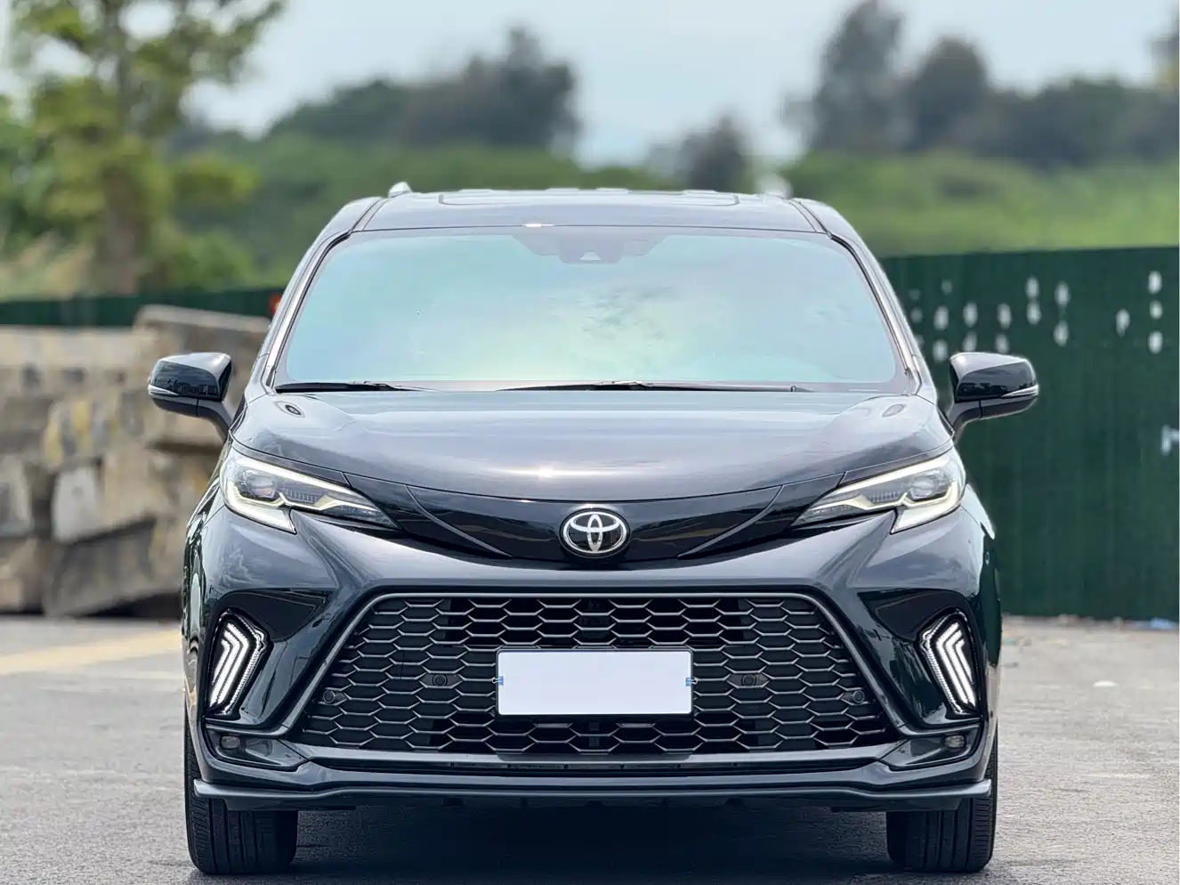 Toyota Granvia 2024 2.5L Hybrid Luxury фото 2