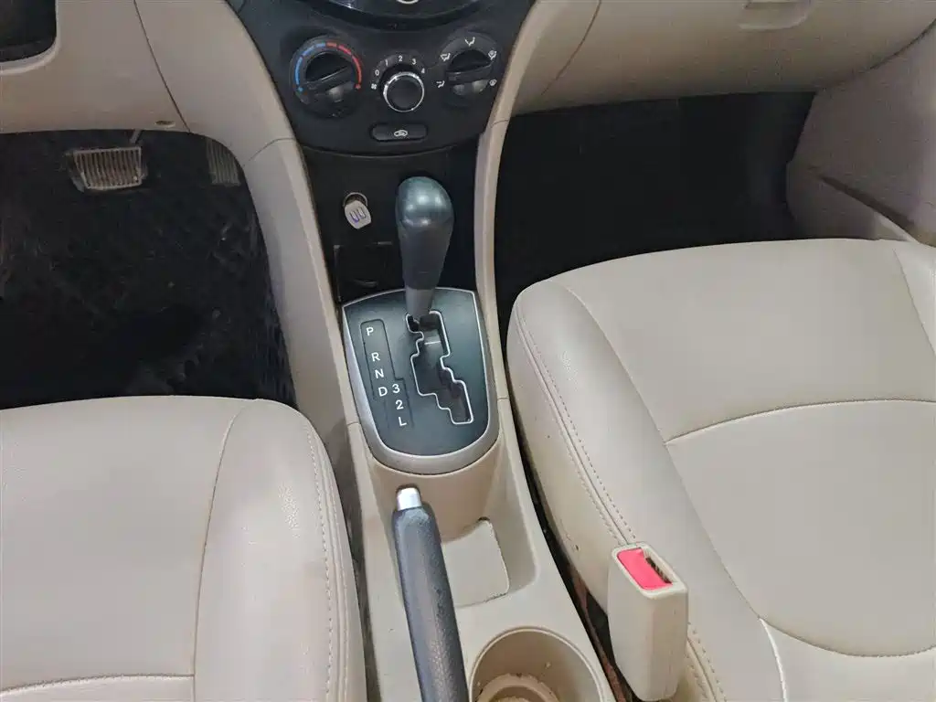 Hyundai Verna 2014 1.4L Automatic Leading GLX фото 14