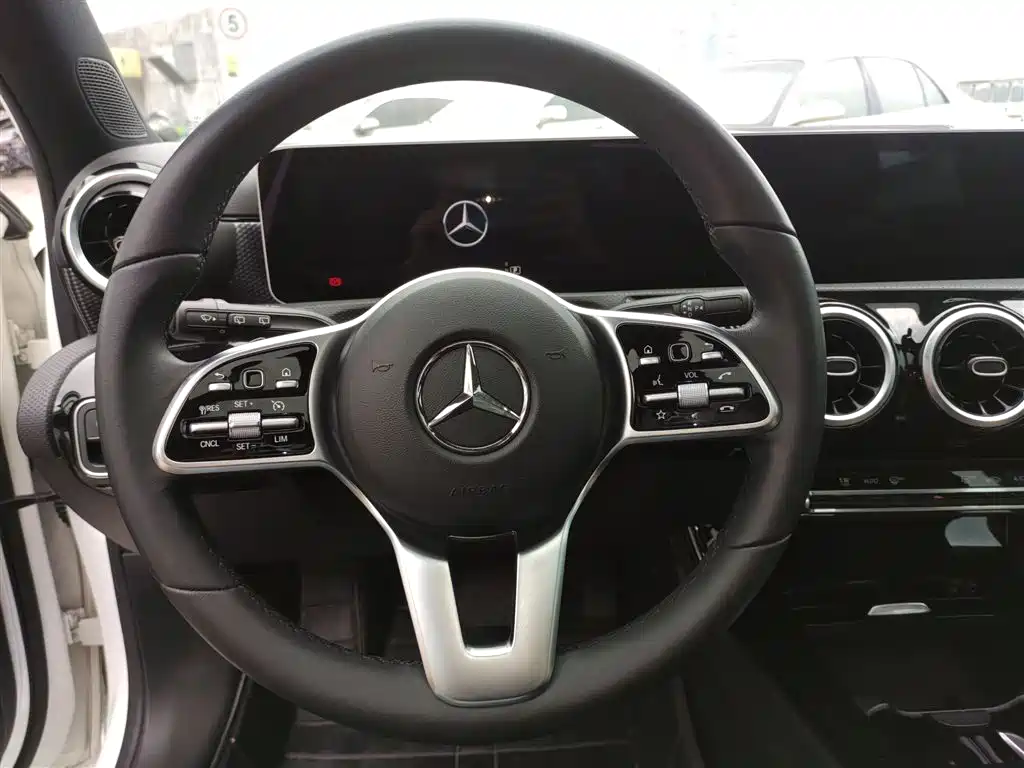 Mercedes-Benz A-Class (Import) 2019 A 200 Dynamic Version фото 17
