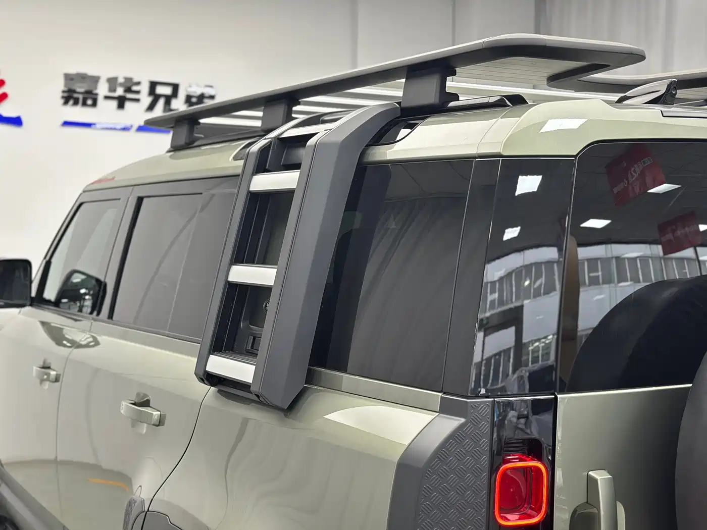 Land Rover Defender 2023 Model 110 3.0T P400 Dark Special Edition фото 19