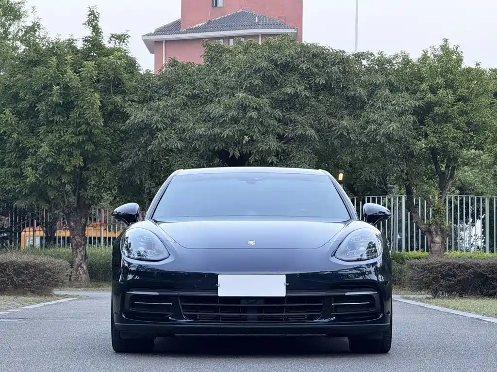 Фото 2 - Porsche Panamera