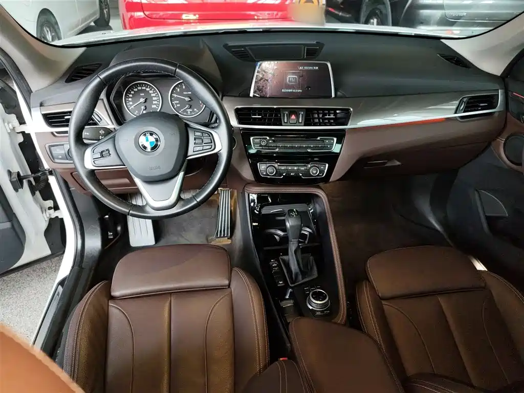 BMW X1 2018 xDrive20Li Premium Model фото 6