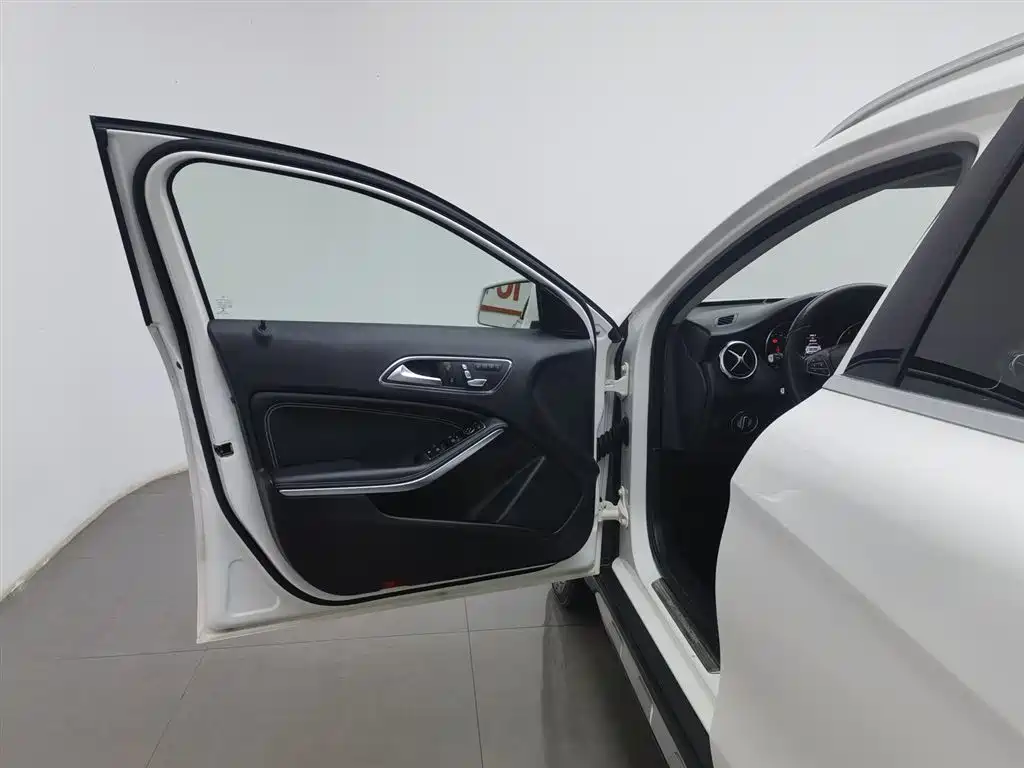 Mercedes-Benz GLA 2017 GLA 200 Dynamic фото 8