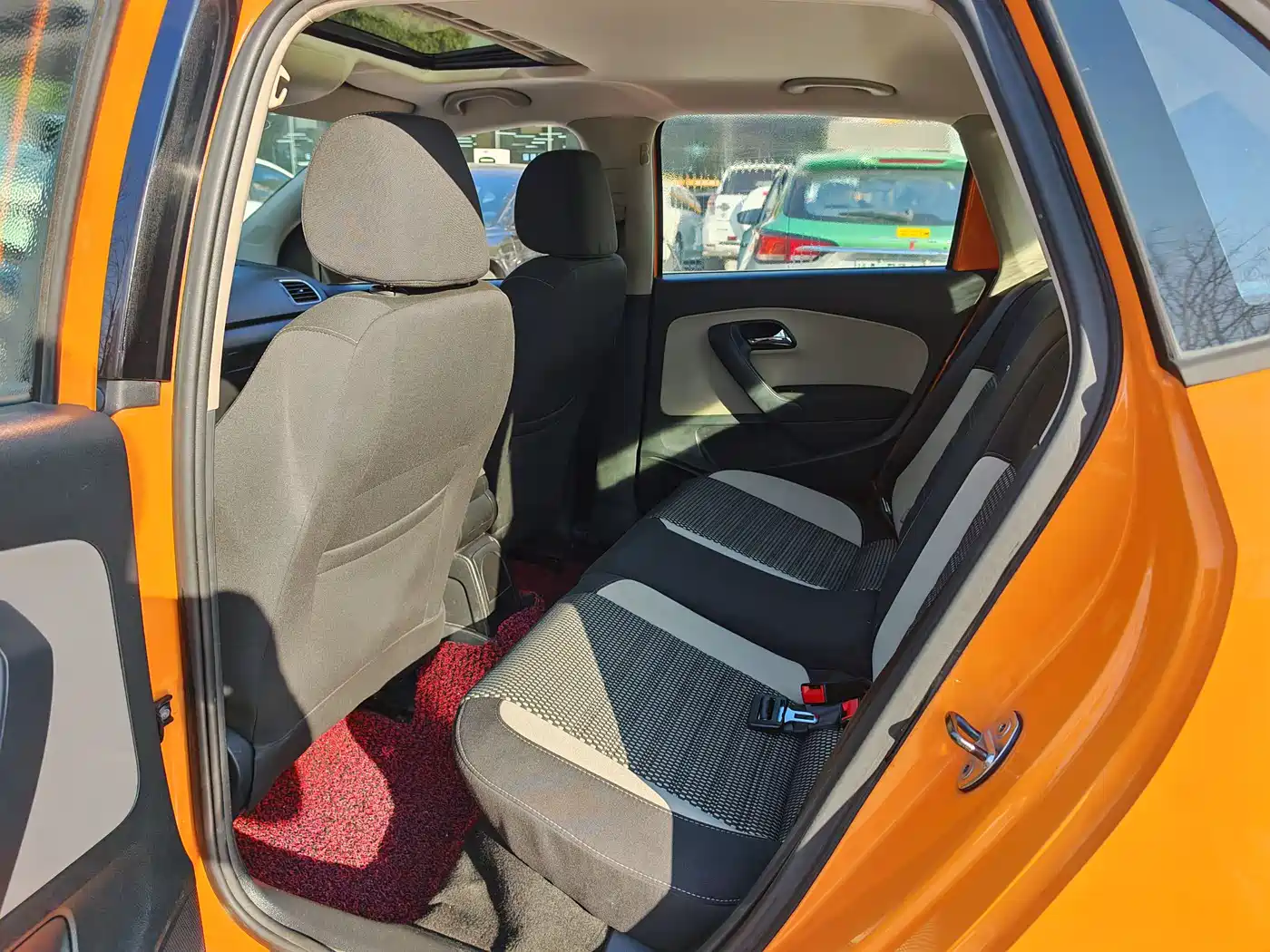 Volkswagen Polo 2014 1.6L Cross Polo Automatic фото 6