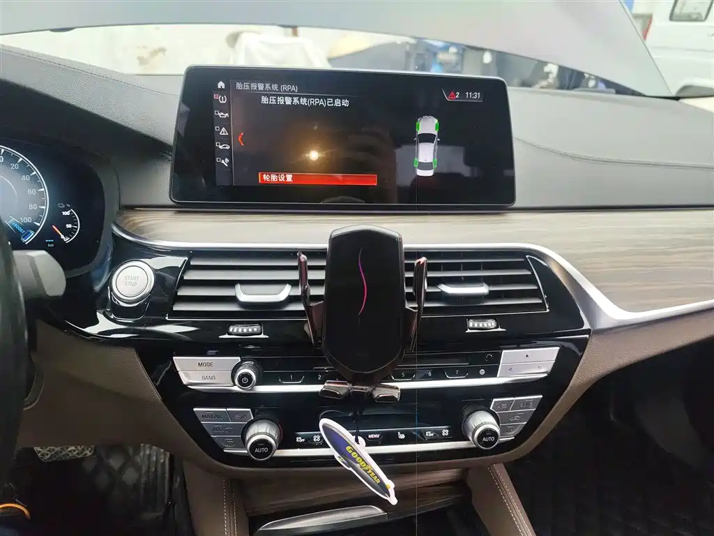 BMW 5 Series New Energy 2019 530Le Luxury Package фото 6
