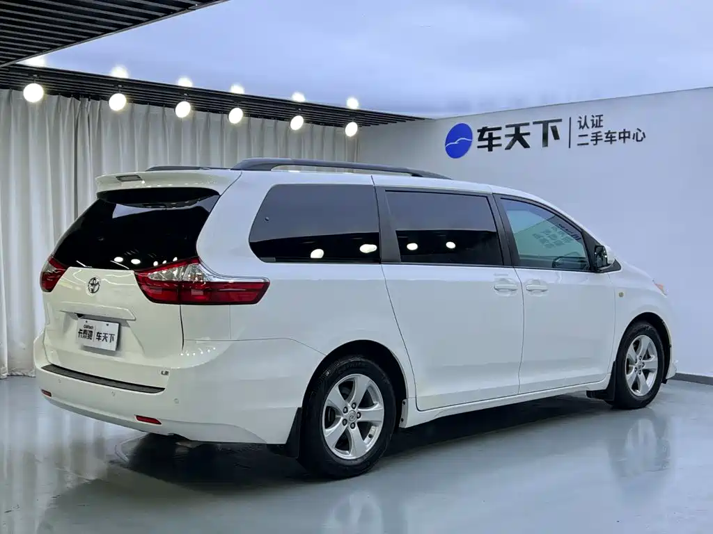 Photo 5 - Toyota Sienna