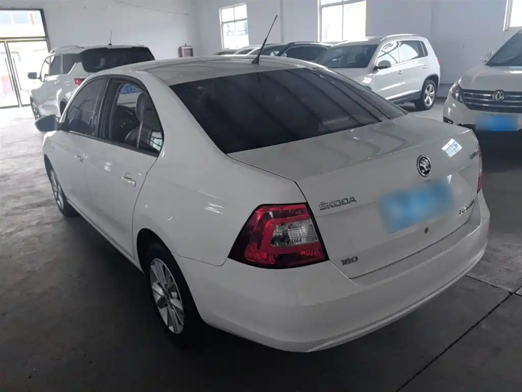 Škoda Rapid 2016 1.6L Manual Pioneer Edition фото 5