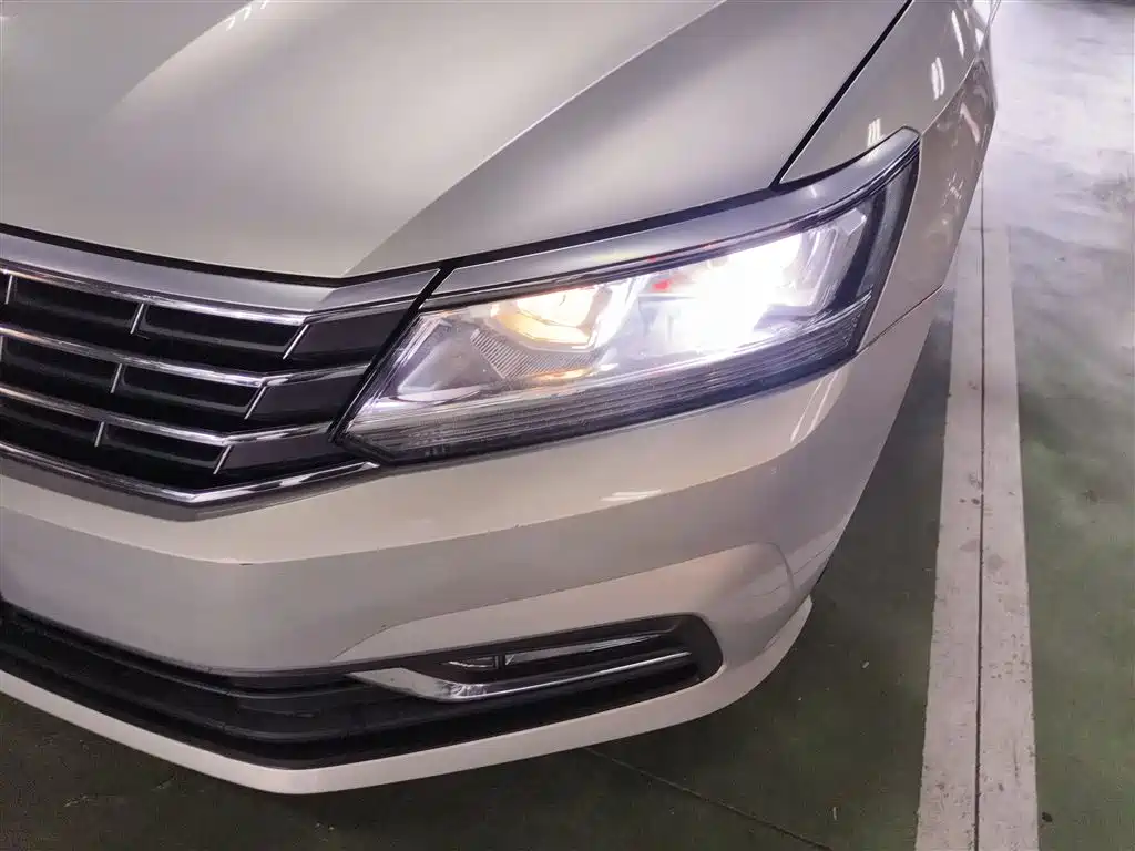 Volkswagen Passat 2016 330TSI DSG Honor Edition фото 18