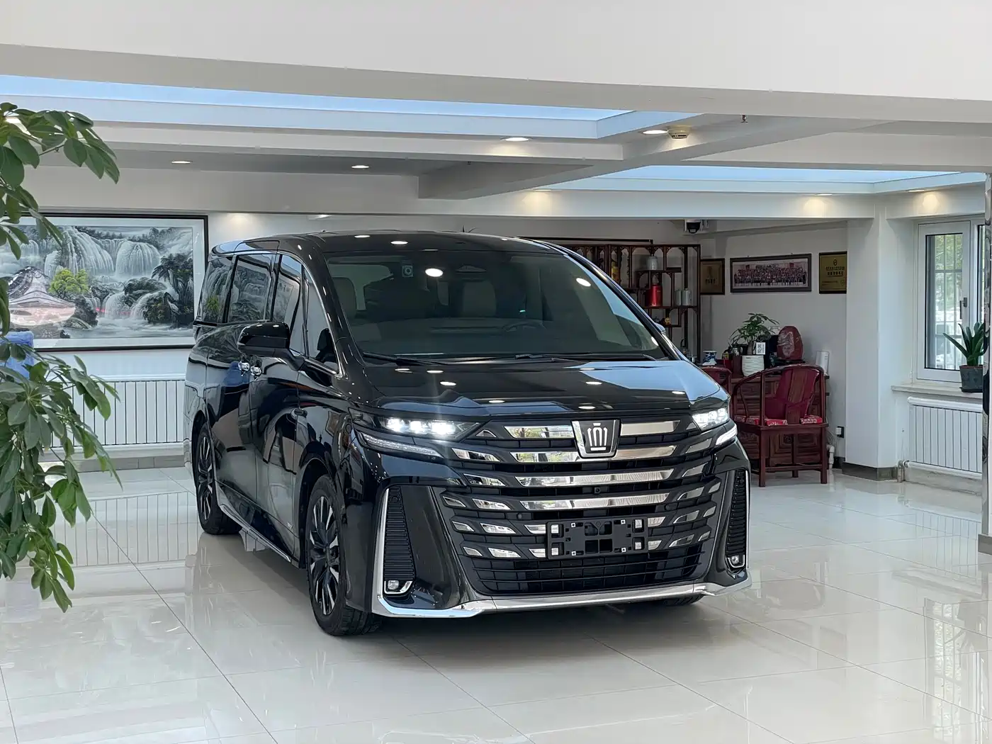Toyota Vellfire 2024 Crown Hybrid 2.5L Executive Premium Edition фото 3