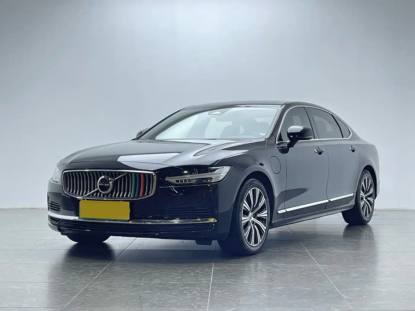 Volvo S90 Plug-in Hybrid 2022 2022 T8 Recharge Plug-in Hybrid Momentum Luxury Edition