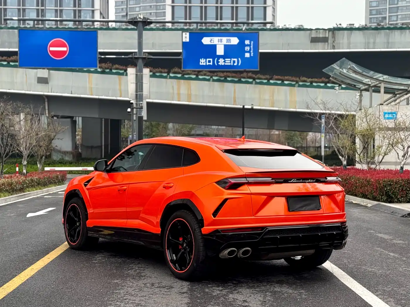 LAMBORGHINI URUS