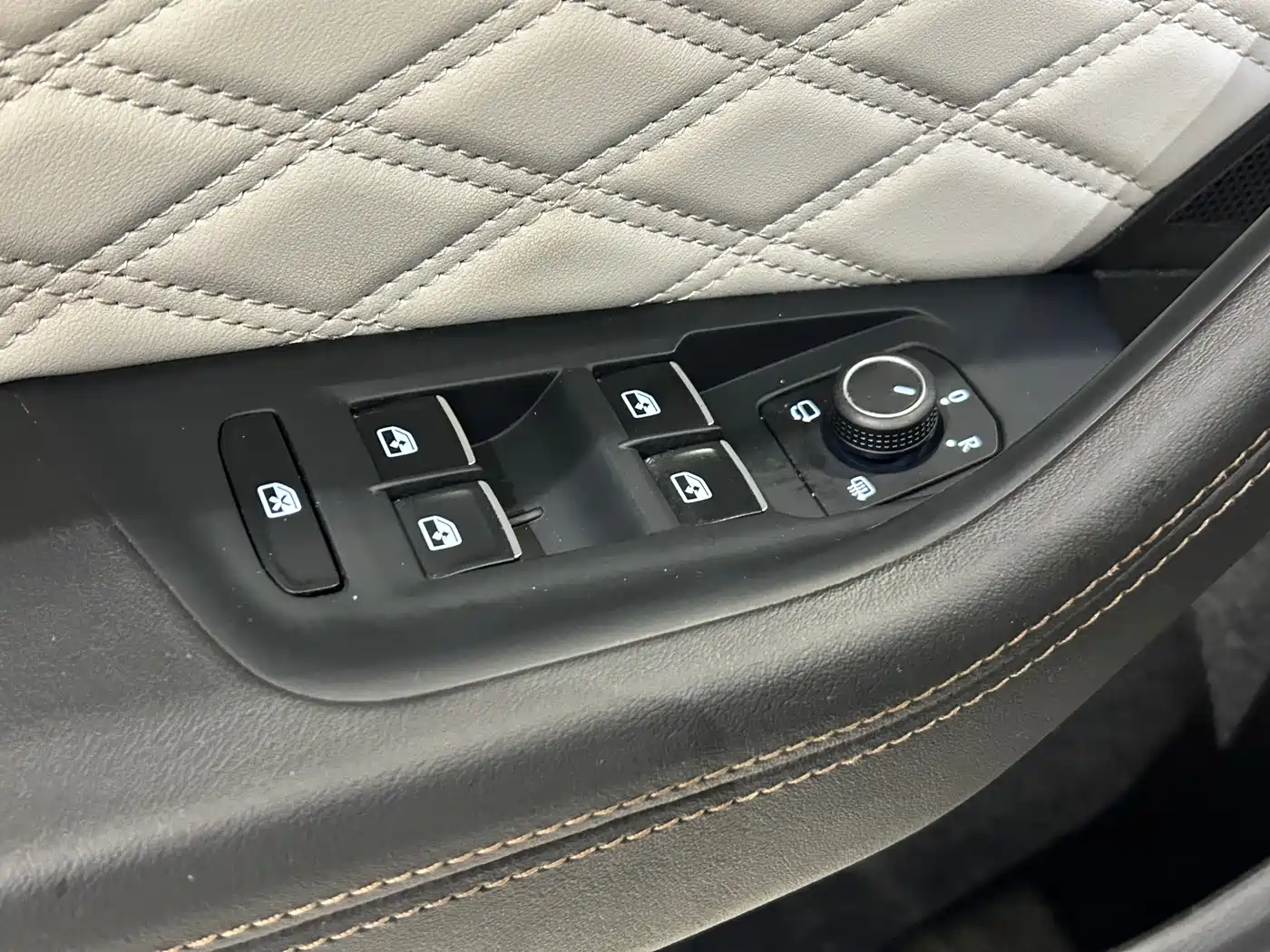 Volkswagen Magotan 2023 Model 2 Million Commemorative Edition 330TSI DSG Luxury фото 5