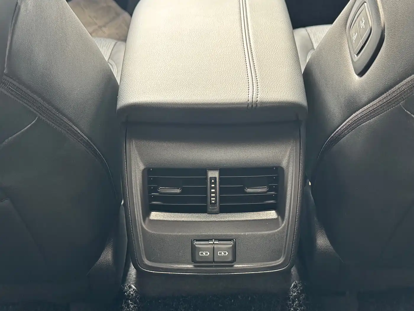 Toyota Avalon 2023 2.0L Luxury Edition фото 15