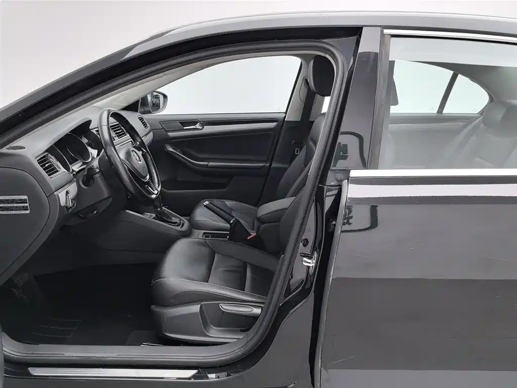 Volkswagen Sagitar 2015 1.6L Automatic Comfort фото 10