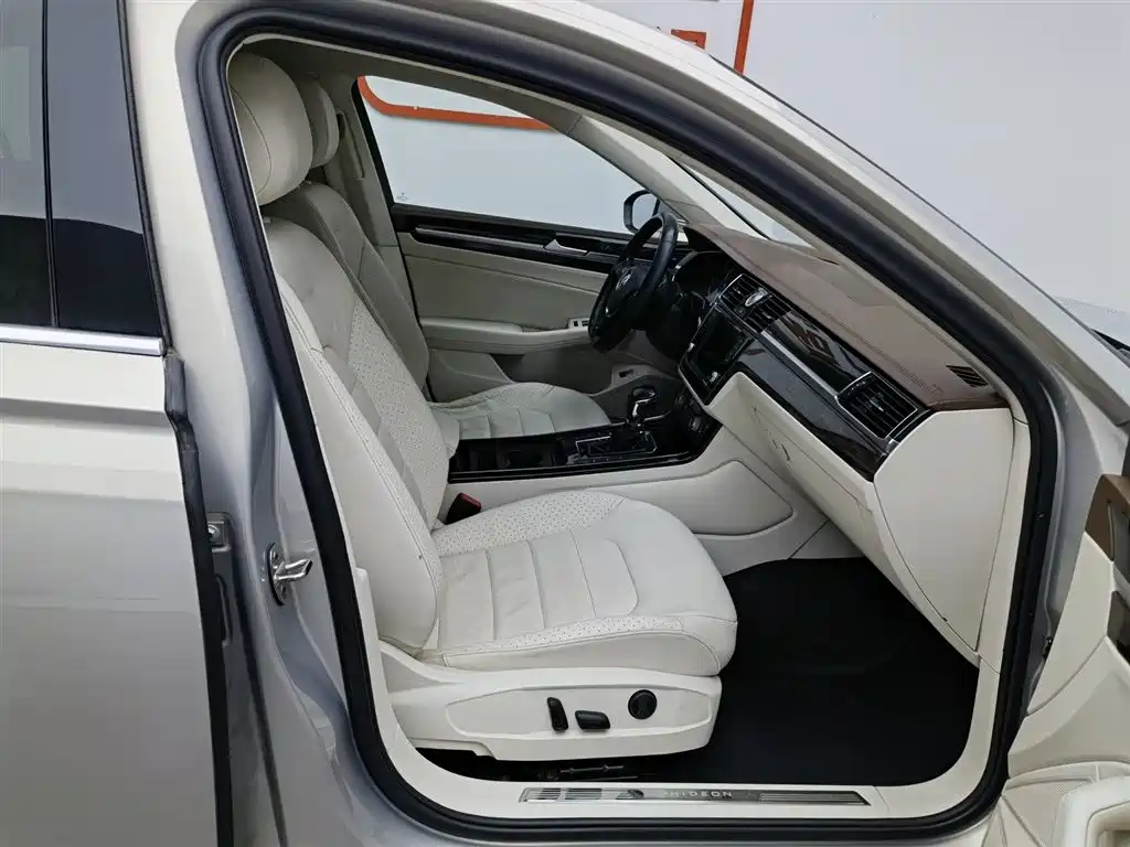 Volkswagen Phideon 2016 380TSI 2WD Prestige Edition фото 23
