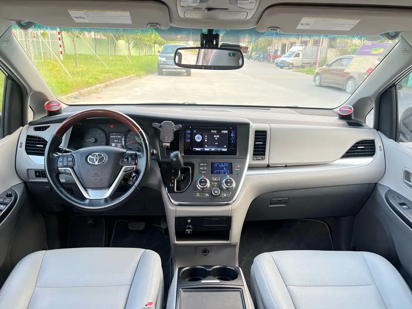 Toyota Sienna 2015 3.5L 2WD LE фото 16