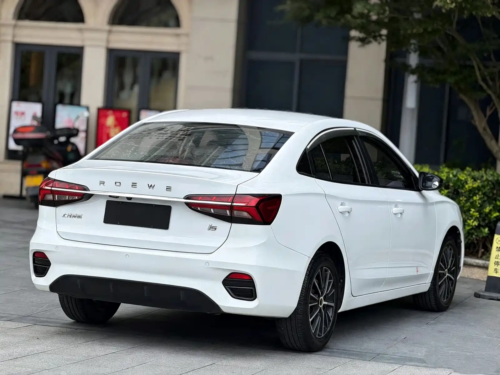 Фото 8 - Roewe i5