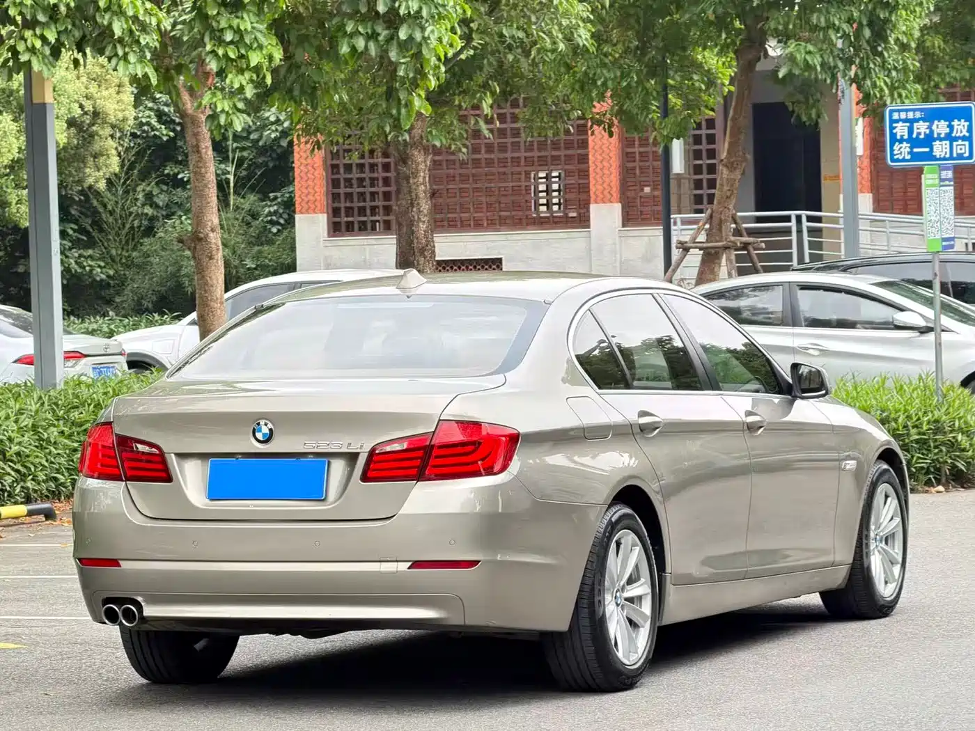 BMW 5 Series 2011 523Li Luxury фото 4
