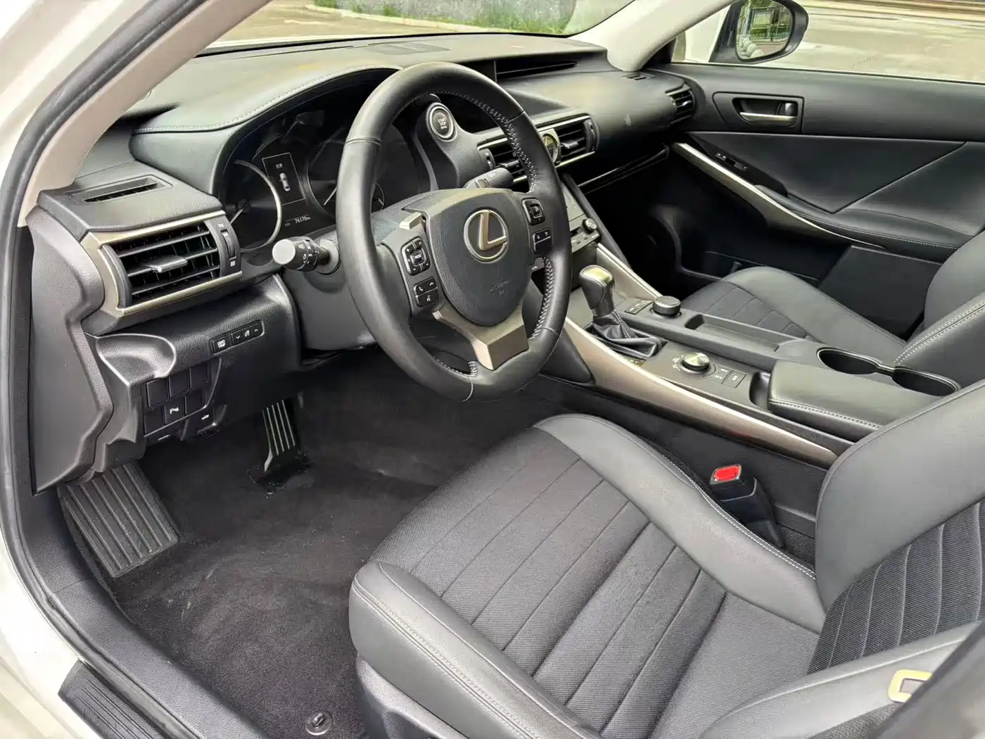 Lexus IS 2017 300 Leading Edition фото 7