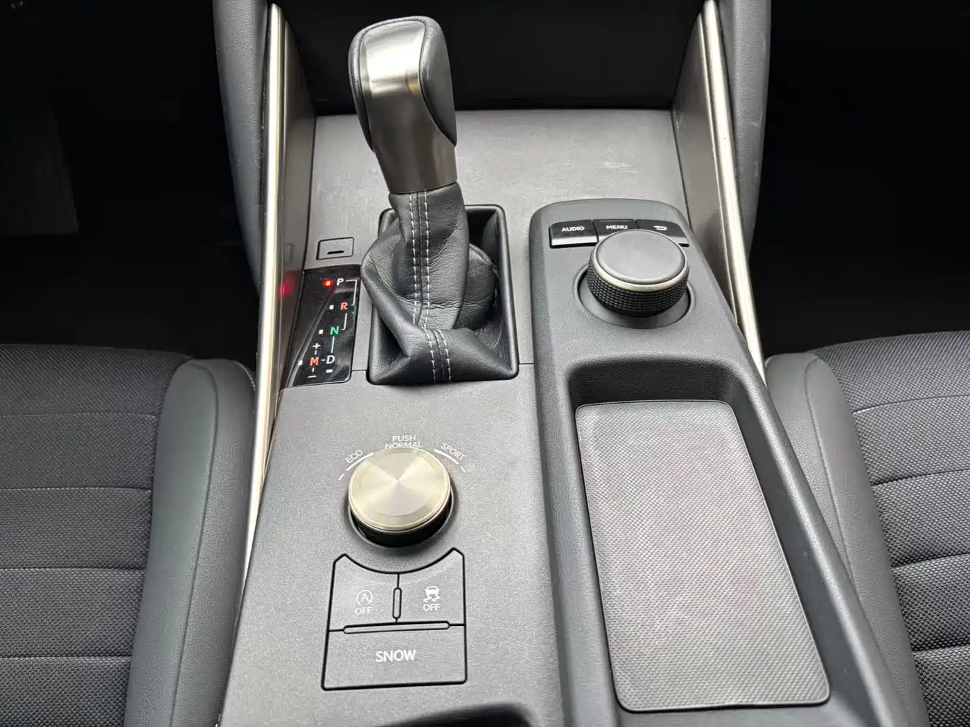 Lexus IS 2017 300 Leading Edition фото 13