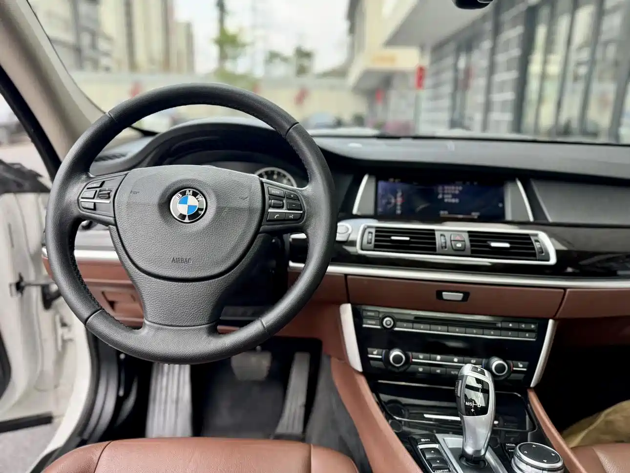 BMW 5 Series GT 2015 528i Luxury фото 5