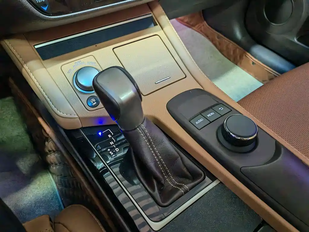 Lexus ES 2015 200 Elite Edition фото 16