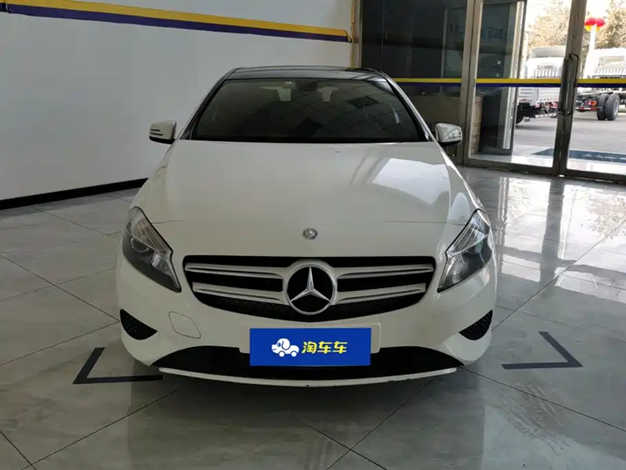 Mercedes-Benz A-Class (Import) 2015 A 180 Standard фото 2