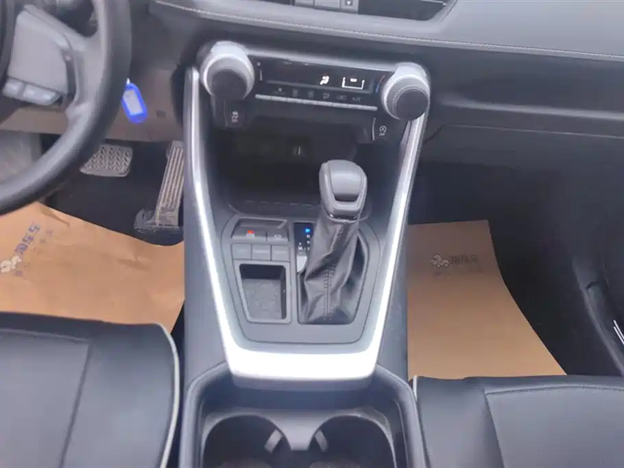 Toyota Wildlander 2023 2.0L CVT FWD LE фото 16