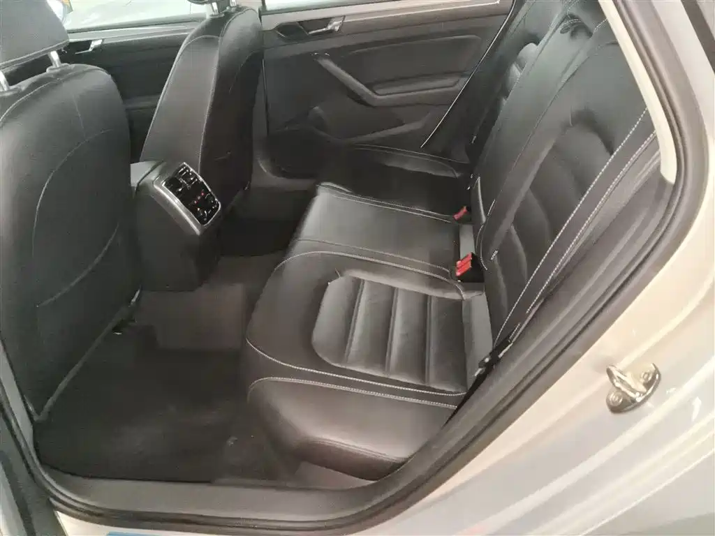 Volkswagen Passat 2016 330TSI DSG Honor Edition фото 13