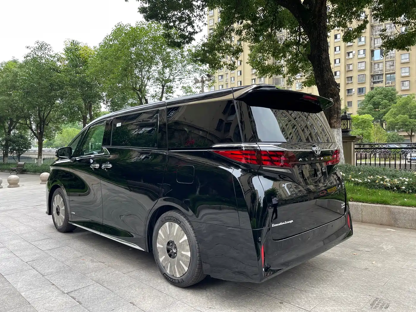 Toyota Alphard 2024 Hybrid 2.5L Ultimate Enjoyment Edition фото 18